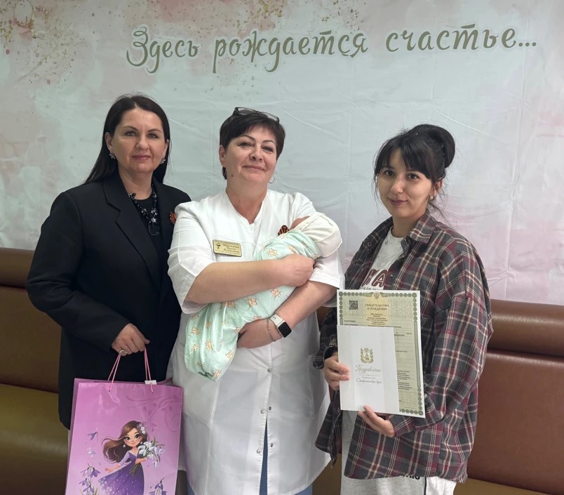 В рамках краевой акции «ЗАГС идёт в роддом» зарегистрировали рождение малышки Рамины