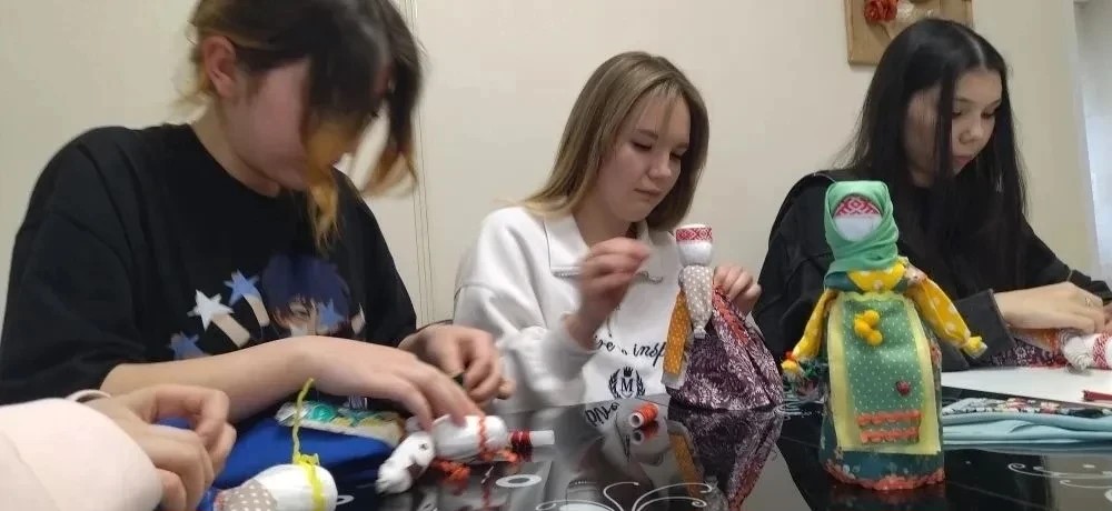 Юные жители посёлка Ясный стали участниками мастер-класса по созданию кукол