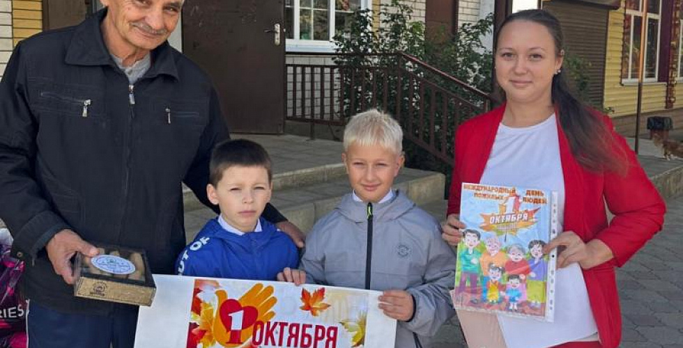 Первоклассники поздравили односельчан с праздником
