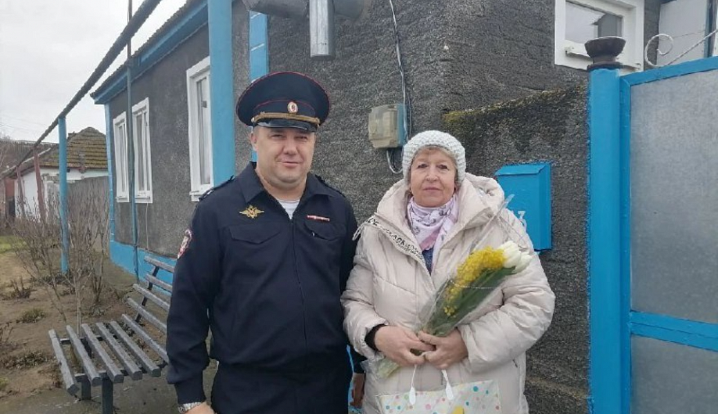 В преддверии Международного женского дня стражи порядка Туркменского муниципального округа посетили женщин из семей погибших сотрудников органов внутренних дел
