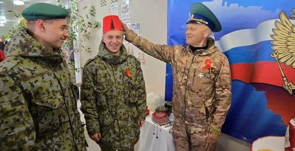 Депутат Думы СК Виктор Лозовой вместе со студентами СГПИ и СтГАУ посетили выставку «Народов много, Родина одна»