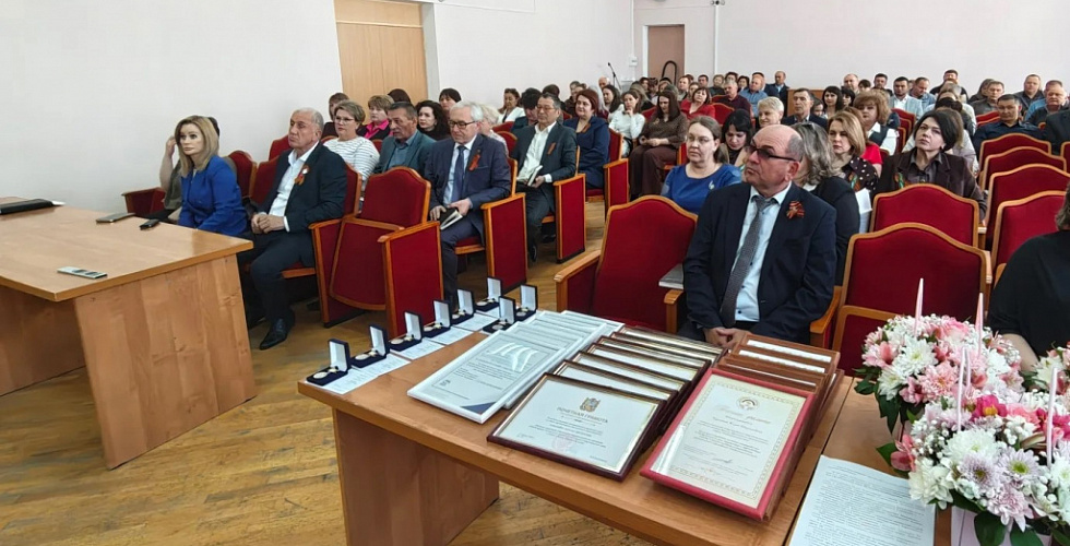 В администрации округа наградили сотрудников местного самоуправления
