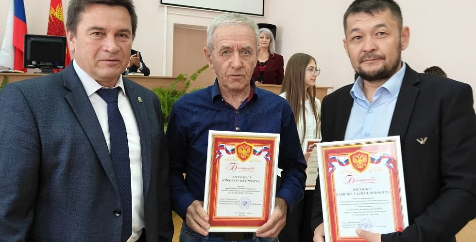 В администрации округа наградили педагогов и учащихся школ