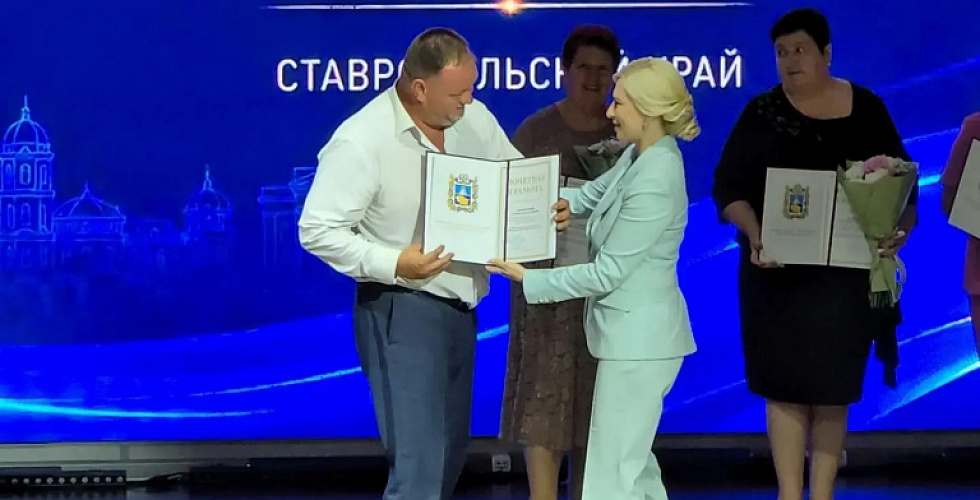 Почётной грамотой министерства образования СК награжден Наконечный С.А. учитель МБОУ СОШ №1 с. Летняя Ставка