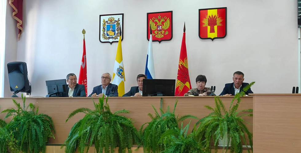 На планёрке в администрации вручили награды за заслуги в развитии отрасли культуры и искусства Ставропольского края