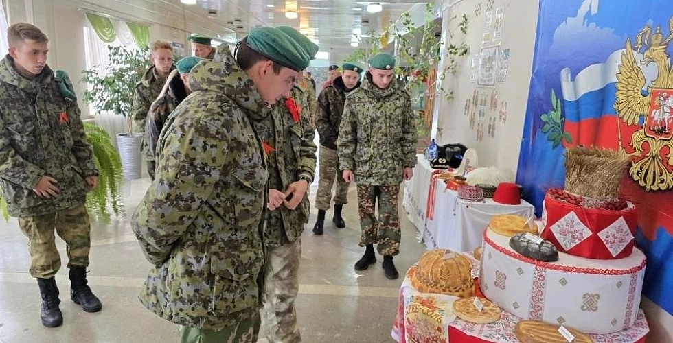 Депутат Думы СК Виктор Лозовой вместе со студентами СГПИ и СтГАУ посетили выставку «Народов много, Родина одна»