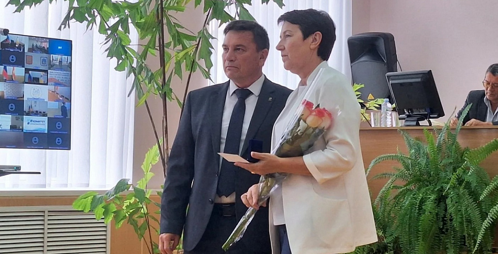 Медали "За доблестный труд" вручили муниципальным служащим