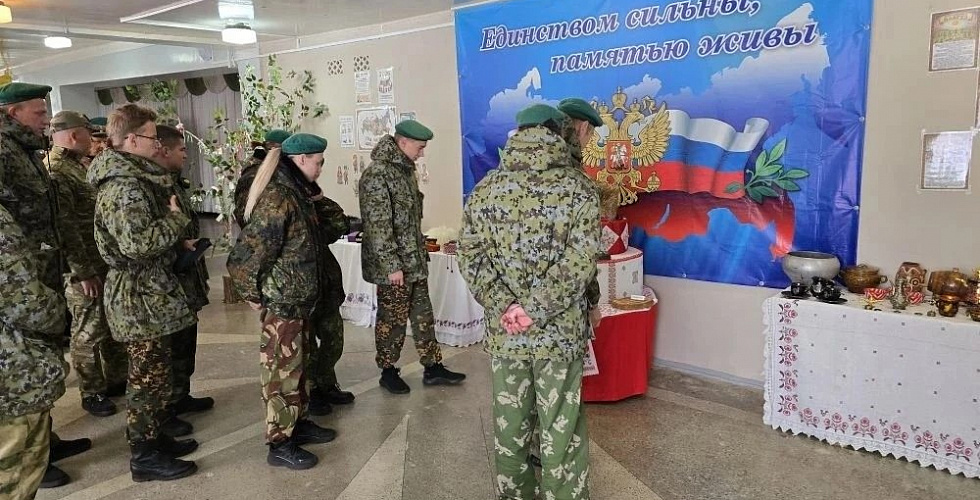 Депутат Думы СК Виктор Лозовой вместе со студентами СГПИ и СтГАУ посетили выставку «Народов много, Родина одна»